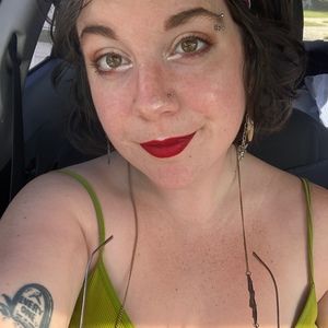 Meet your Posher, Caroline